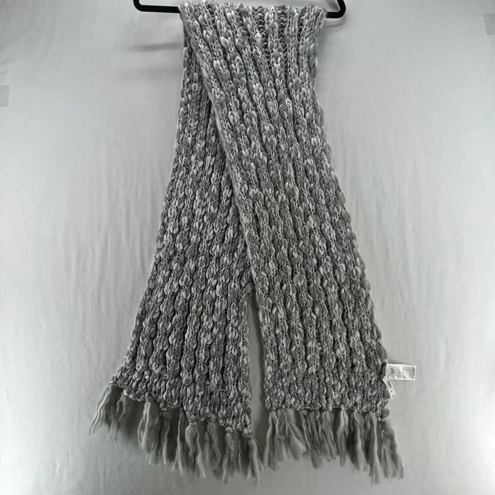 Gap Chunky Knit Scarf Neck Warmer One Size Fringed Soft Cozy Marled Gray White